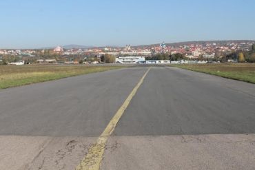 В Ужгородському аеропорту розширять злітно-посадкову смугу.