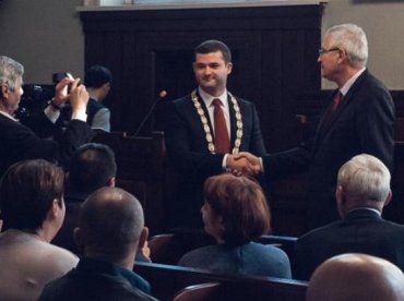 Золтан Ленд’єл вручив Андрію Балозі символ керівника міста Мукачево.