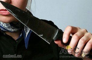 Неповнолітня дівчина з ножем у руках захищала рідну тітку.