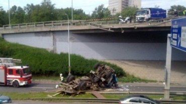 В Праге с Черного моста фура упала на крышу