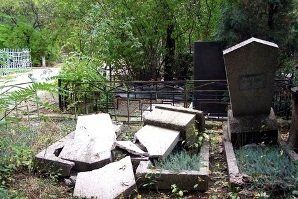 Невідомі пошкодили 11 надмогильних пам′ятників на кладовищі села Гать.