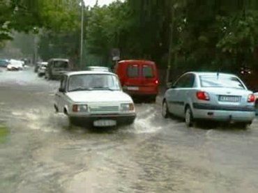 В Венгрии обильные дожди не мешают ездить автомобилям