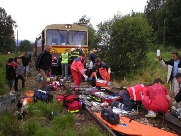 "Шкода Октавия" с пятью пассажирами попала под поезд
