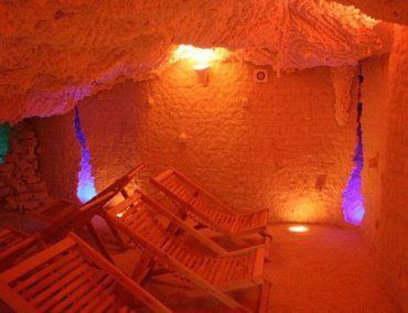 Соляна кімната в "Карпатах" оздоблена природною морською сіллю озера Сасек-Сиваш