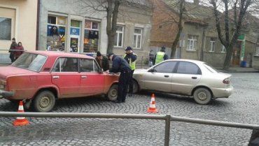 ДТП за участі двох автівок сталося на вулиці Ярослава Мудрого в Мукачеві.