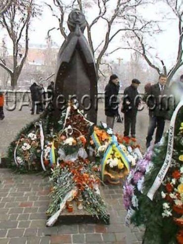 В Ужгороде возложили венки к памятнику "Скорбящей Матери"