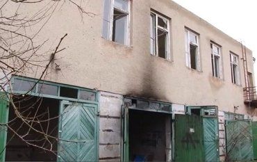 Ужгородські бомжі розклали вогонь у покинутій будівлі.