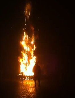 У ніч на неділю, 20 грудня, у Сторожинці спалахнула новорічна ялинка.
