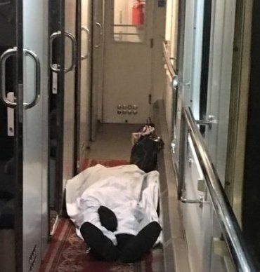 Пасажиру потягу "Київ-Ужгород" не змогли вчасно надати медичну допомогу.