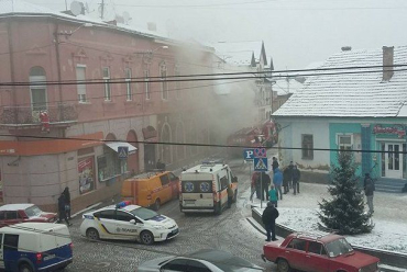 Мукачево. Пожежники намагаються врятувати речі жильців
