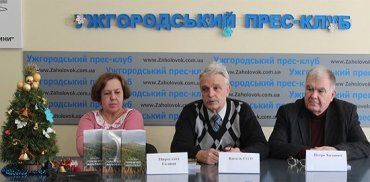 В Ужгородському прес-клубі презентували книжку вибраних поезій Василя Діянича