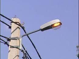 В Ужгороді міняють лампи вуличного освітлення.