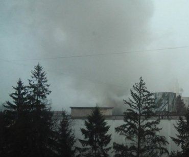 Ужгород. Стовпи диму і вогню видно із сусідніх багатоповерхівок.