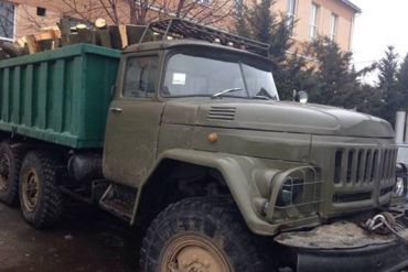 У Мукачеві правоохоронці затримали вантажівку з деревиною.