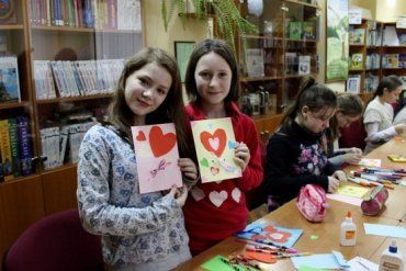 Валентинки для ровесників на Донбасі виготовляли діти в Ужгороді.