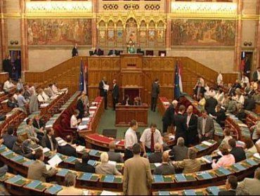Парламент Венгрии проголосовал против самороспуска