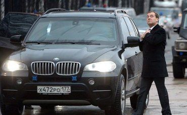 Медведєв погрожує додатковим контролем усіх авто з України.