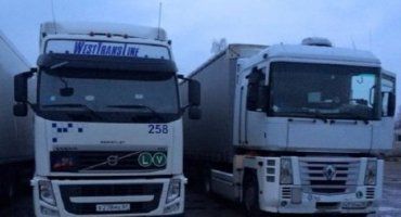 Вантажівкам з російським триколором дозволять проїхати до кордону з Росією.
