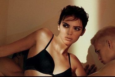 Кендалл Дженнер стала обличчям нової колекції Calvin Klein.