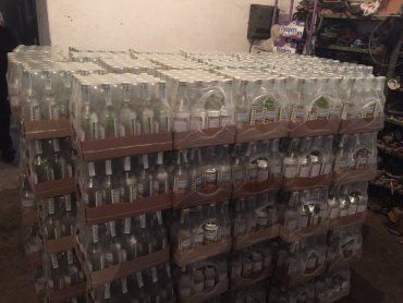 В одном из сел Хустского района обнаружили 2300 бутылок фальсифицированной водки