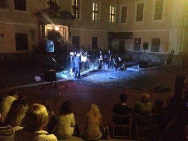 У дворику Мукачівської художньої школи імені Міхая Мункачі звучала музика.
