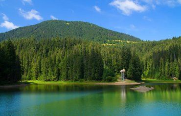Озеро Синевир відноситься до семи природних чудес України.