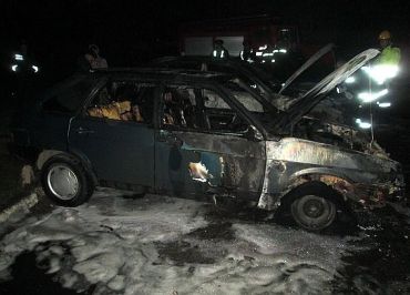 Міліція Мукачева встановлює причину загорання двох автомобілів.