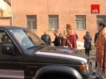 В Ужгороді прихожани купили військовим позашляховик