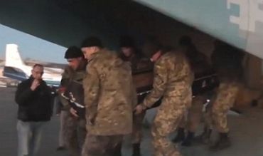 Військовий літак доставив в Ужгород двох загиблих юнаків.
