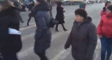 Жінки військових перекрили трасу трасу Київ-Чоп біля гіпермаркету "Епіцентр"