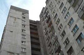 З 12 поверху ужгородської 16-поверхівки викинулася жінка.
