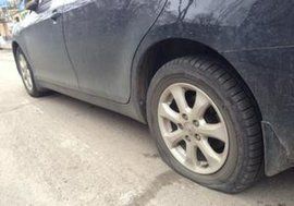 Депутату міськради Ужгорода вночі порізали колеса.