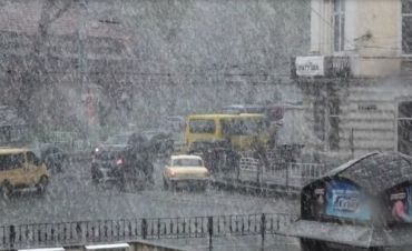 Львів замітає снігом.