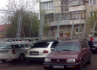 У Мукачеві на машини впав паркан.