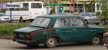 В Ужгороді залишені автівки стоять у подвір’ях роками
