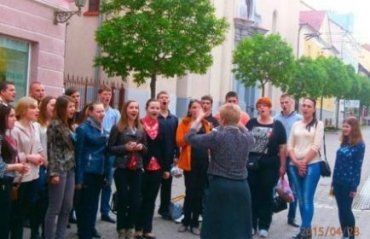 Студенти з Вінниці співали українські пісні на вулицях Ужгорода.