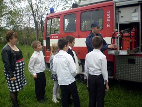 На Берегівщині дітей вчили гасити пожежу.