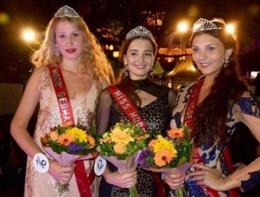 16-річна Валерія Малош (справа) взяла "срібло" конкурсу краси у Вісбадені