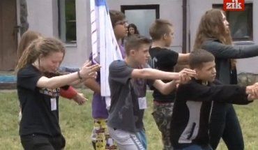 Діти з Донбасу забувають війну на Закарпатті.
