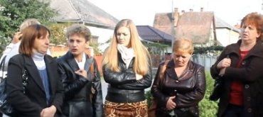 Близько 30 жінок і матерів бійців-прикордонників вийшли на пікети в Мукачеві.