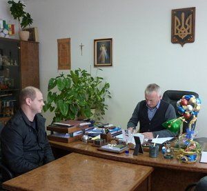 Громадян приймає начальник міграційної служби Закарпаття Ігор Михайлишин.