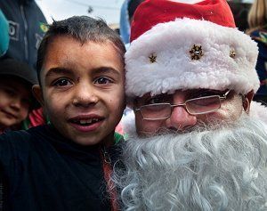 Мукачево. У ромському таборі дітям роздали 410 солодких подарунків.