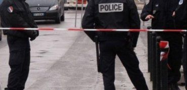 Французька поліція перекрила ділянку траси, якою рухаються підозрювані.