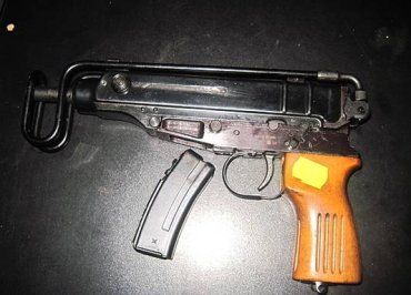 Міліція у помешканні мукачівки знайшла автомат "Скорпіон" і револьвер.