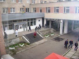 В Ужгородській лікарні чоловік вистрибнув з вікна сьомого поверху.