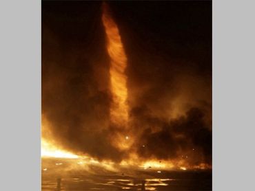 Пожар на фабрике в Венгрии спровоцировал "танец" огненного торнадо
