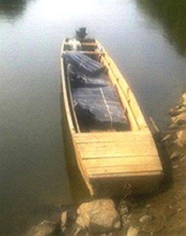 Пограничники нашли на берегу Тисы лодку с контрабандными сигаретами