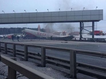 В результате крушения самолета во Внуково погибло 2 человека