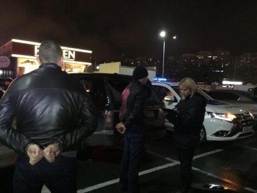 Київські поліцейські затримали мукачівців, в автобагажнику яких була вибухівка