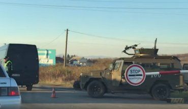 На в’їзді в Ужгород військові оглядають автомобілі.